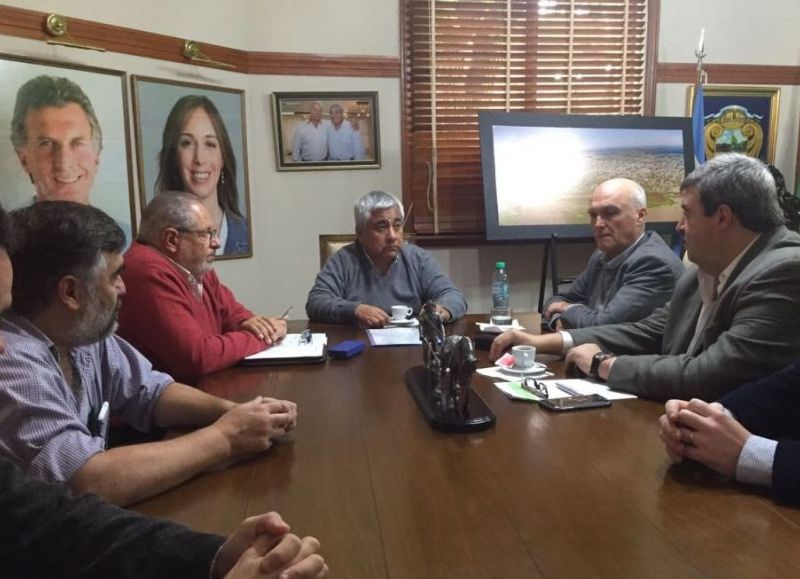 Cecilio Salazar en reunión con Marcelo Lobosco, entre otras autoridades.