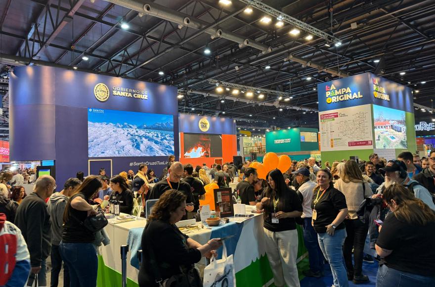 La Dirección de Turismo hizo entrega de folletería y dialogó con la gran cantidad de personas.