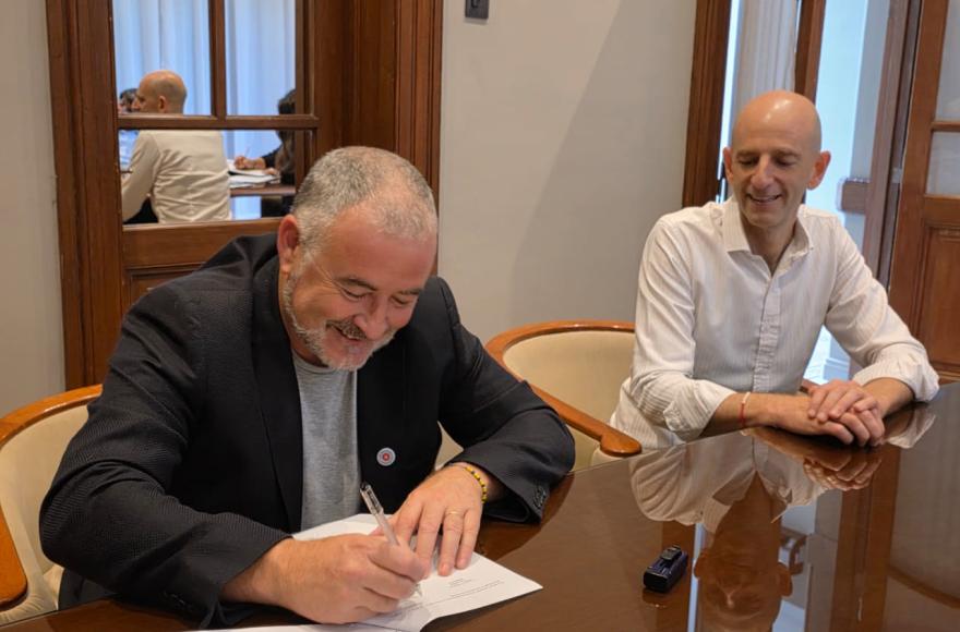 Este jueves se formalizó la suscripción del acuerdo entre la empresa Fiplasto y el intendente Mauro Poletti.