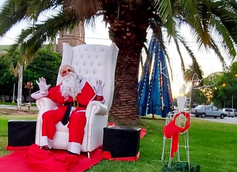 Papá Noel pasó a saludar a los más pequeños de Ramallo y la zona. 
