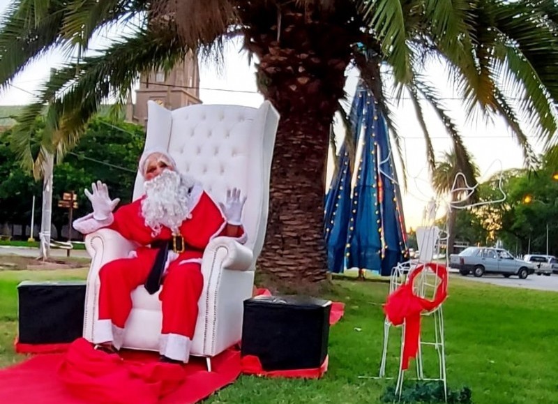 Papá Noel pasó a saludar a los más pequeños de Ramallo y la zona. 