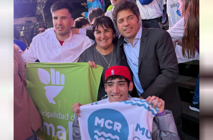 El gobernador Axel Kicillof reconoció en el escenario al deportista ramallense Adrián Acevedo.