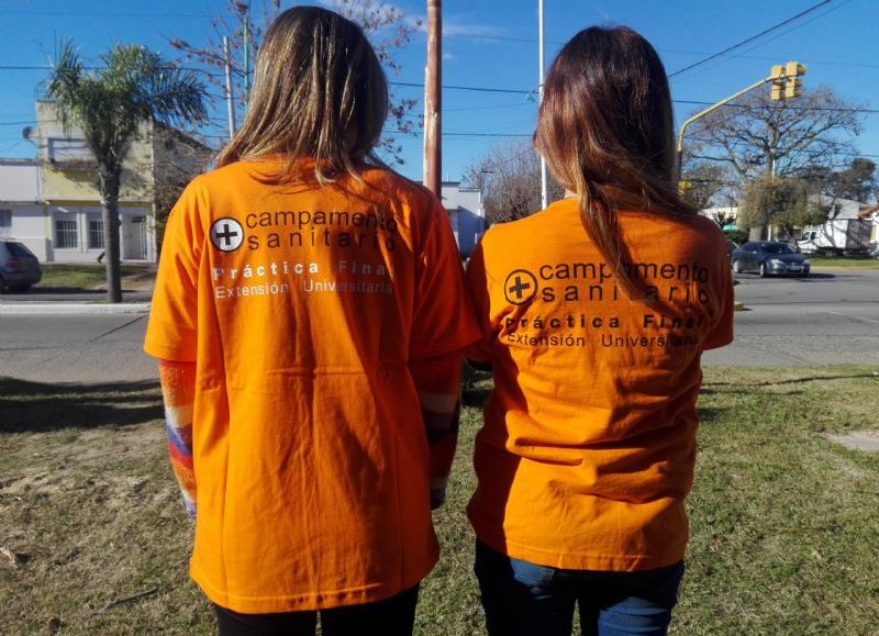 Los voluntarios portan una remera color naranja.