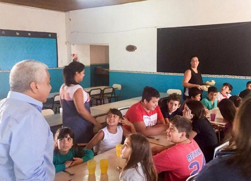 Cecilio Salazar en diálogo con docentes y niños.