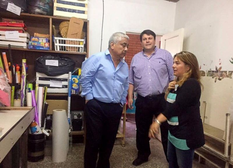 Cecilio Salazar en diálogo con docentes y niños.