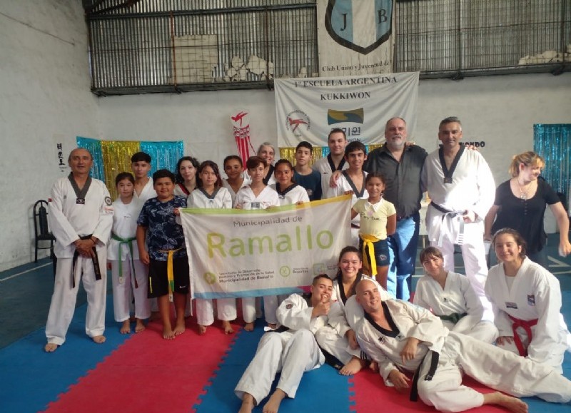 Allí participaron de una clase de perfeccionamiento, y los representando al Municipio de Ramallo los recibió Oscar Tajes, presidente de la Federación.