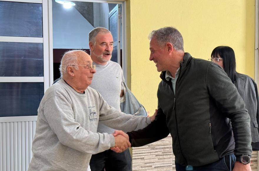 Durante la visita, las autoridades municipales dialogaron con los representantes de la institución y conocieron los avances de las obras.