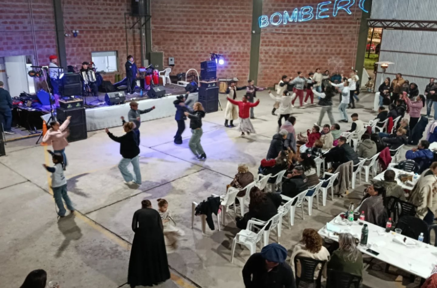 El evento se realizó en las instalaciones del cuartel y reunió a familias, artistas y ballets de la región.