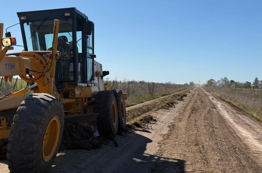Los trabajos se realizan con maquinaria y personal municipal, en el marco de un esquema de mantenimiento permanente de la red vial rural. 