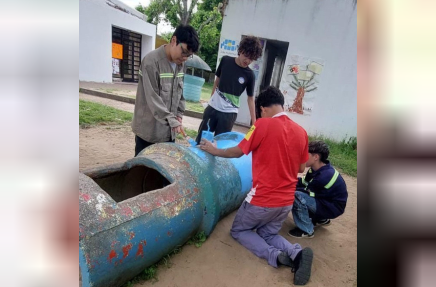 Los estudiantes trabajaron en la pintura y restauración de los juegos exteriores.