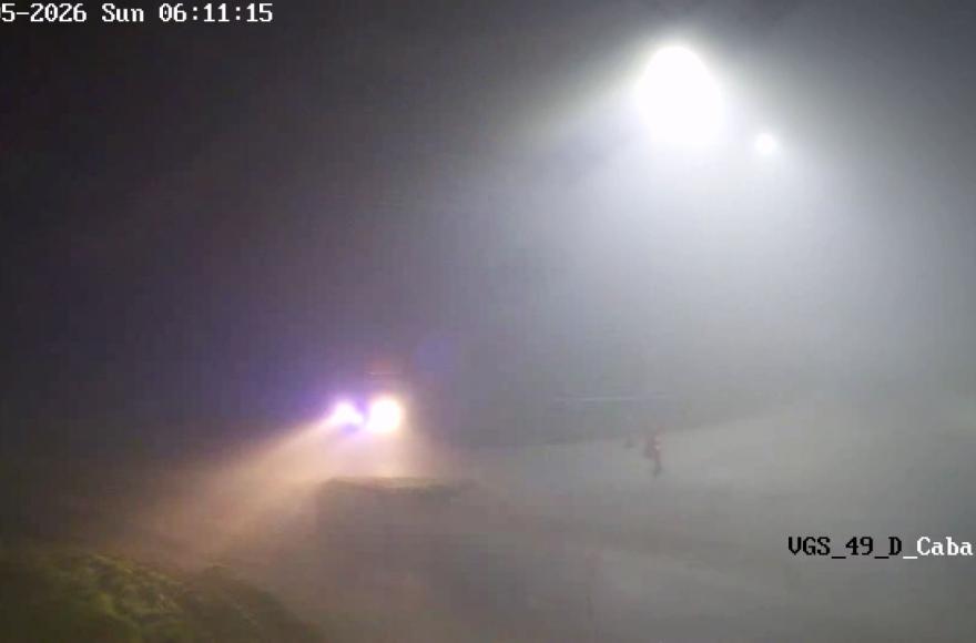 Tránsito cortado por la niebla