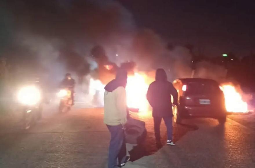 Trabajadores despedidos reclamaron por su situación laboral frente al acceso a Ramallo