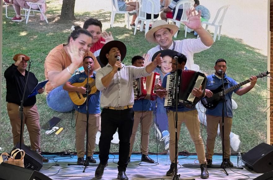 Turismo fue acompañado por el grupo musical “Amistad Chamamecera”, bailarines y prestadores turísticos.