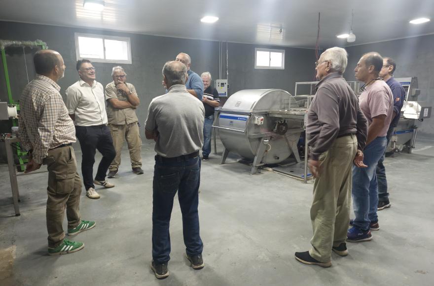 Durante la recorrida observaron el lugar de trabajo y la maquinaria con la que cuentan los cooperativistas. 