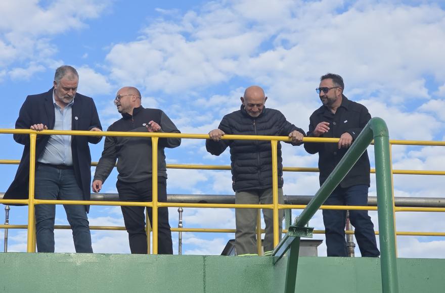 El intendente estuvo acompañado Sebastián Tioni, Leandro Torri y el trabajador Próspero Irigoitia