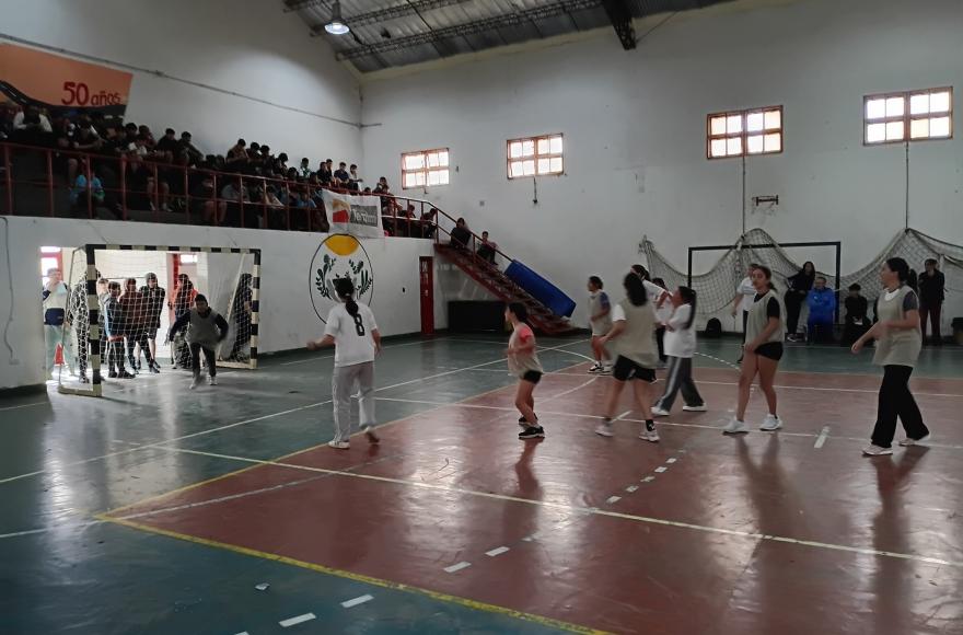 Los Torneos Intercolegiales Ternium 2025 continúan su recorrido deportivo y esta vez fue el turno del handball.