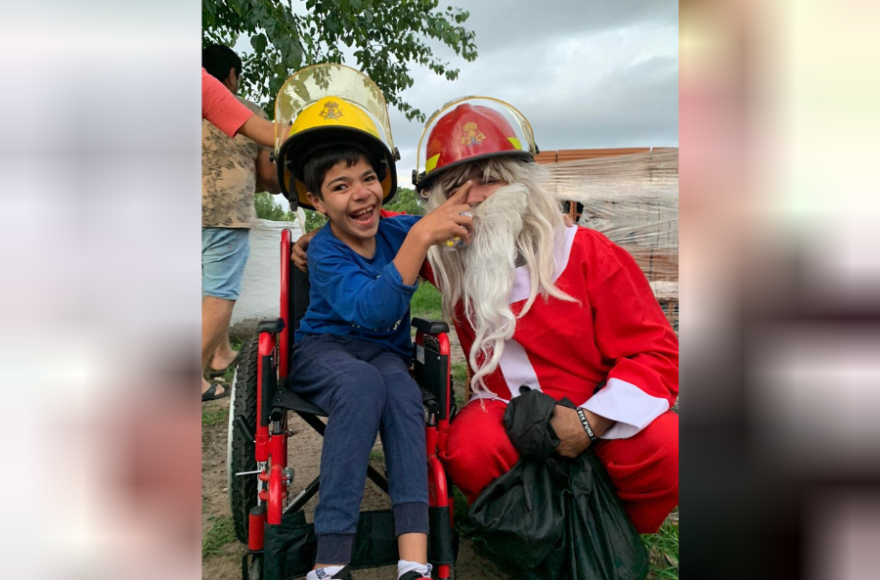 Los bomberos recorrerán las calles a bordo de sus unidades, vestidos con el tradicional traje de Papá Noel.