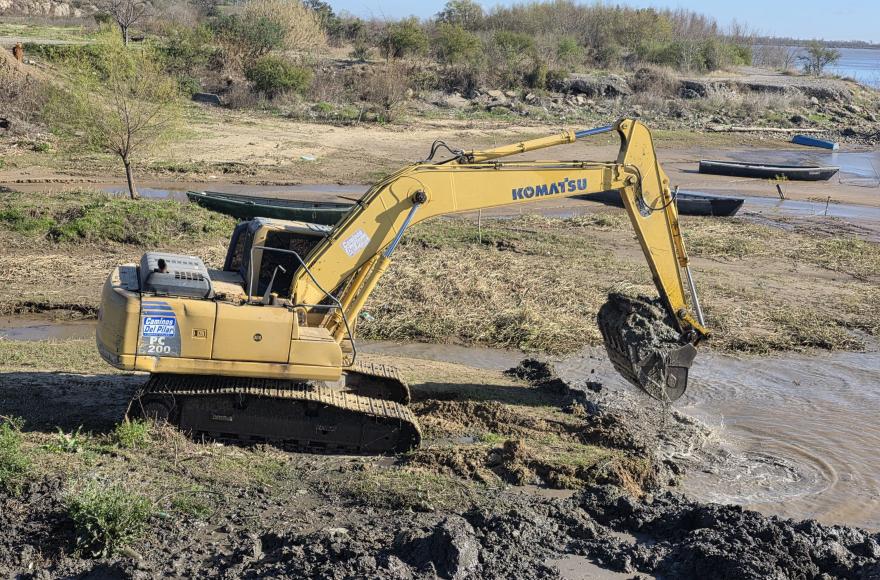 Las obras de dragado en la caleta ante la bajante del río son fundamentales para la actividad que realizan. 