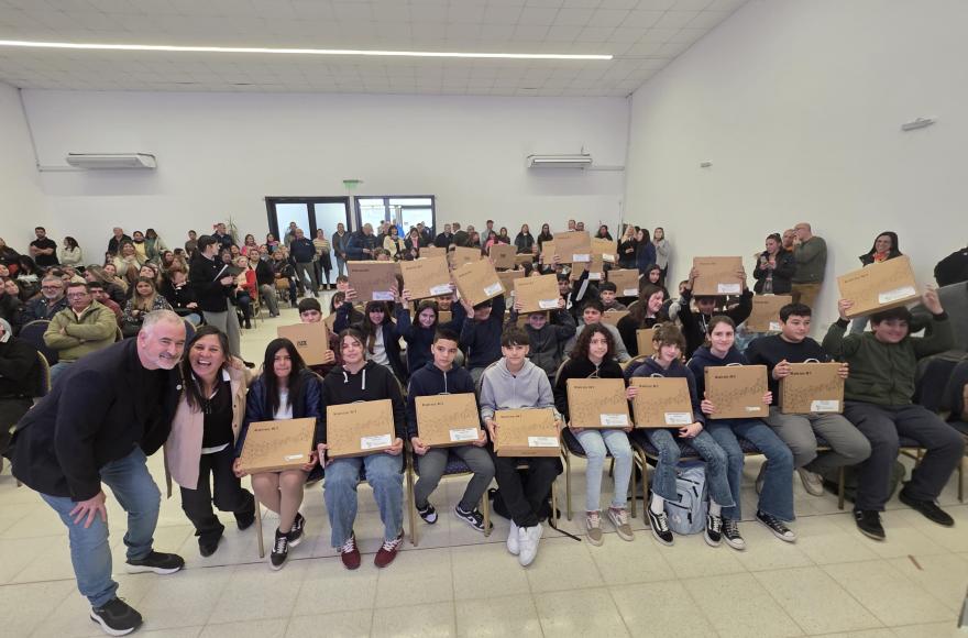 El intendente entregó 74 netbook a los alumnos de primero y cuarto año de la escuela técnica.  