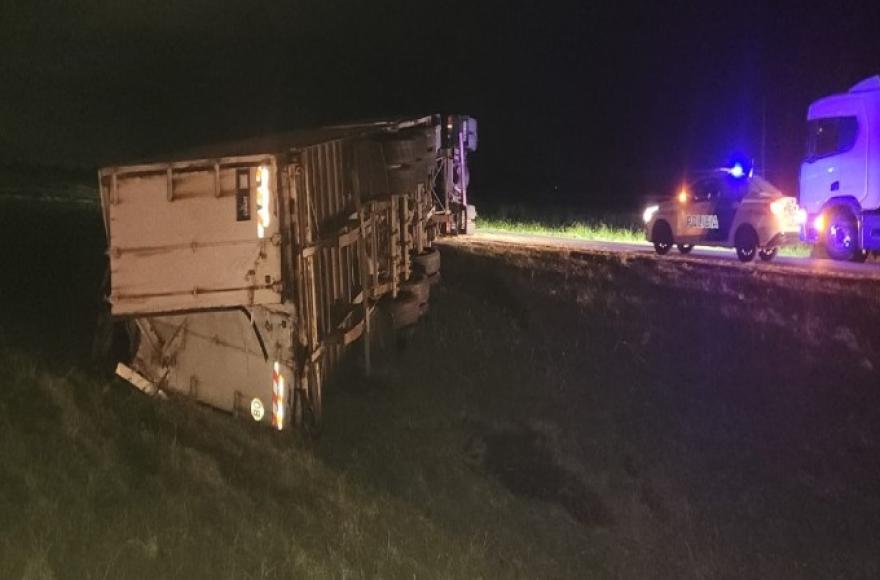 Vuelco de un cami&oacute;n en la Ruta 9