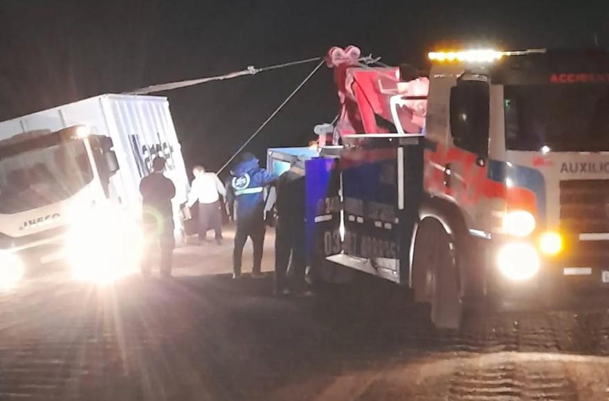 Un cami&oacute;n despist&oacute; y termin&oacute; en la cuneta sobre la Ruta 1001