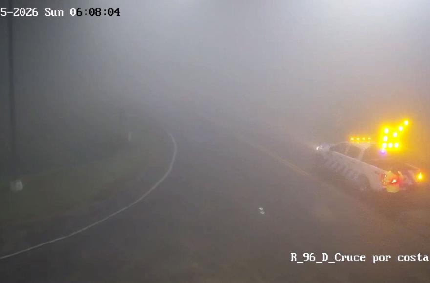 Tránsito cortado por la niebla