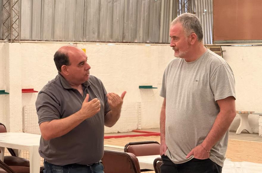 Durante la visita, las autoridades municipales dialogaron con los representantes de la institución y conocieron los avances de las obras.