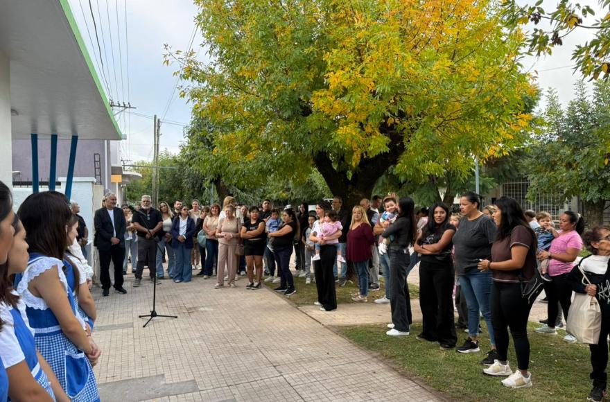 El acto se realizó en el ingreso al establecimiento.