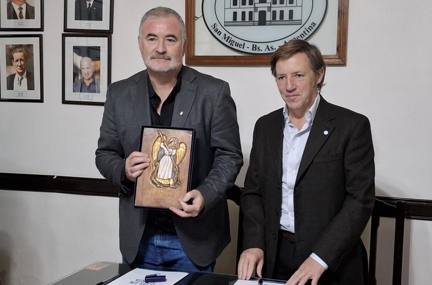 Poletti firmó este lunes un convenio con el jefe comunal San Miguel, Jaime Méndez, para implementar Ojos en Alerta en el distrito.