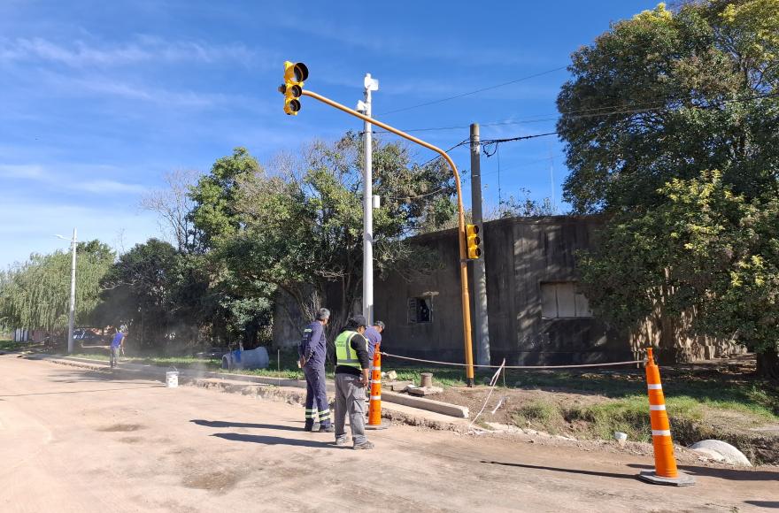 La Municipalidad de Ramallo instaló dos nuevos semáforos en Avenida Mitre y Guerrico y en las inmediaciones de la Secundaria N° 6 “Jorge Luis Borges”. 