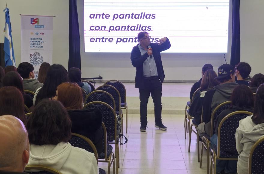 Más de 200 estudiantes participaron de una nueva charla-debate