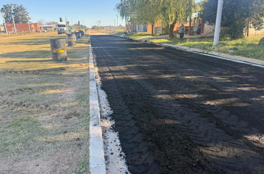 Poletti recorrió la obra de pavimentación en Barrio Libertad