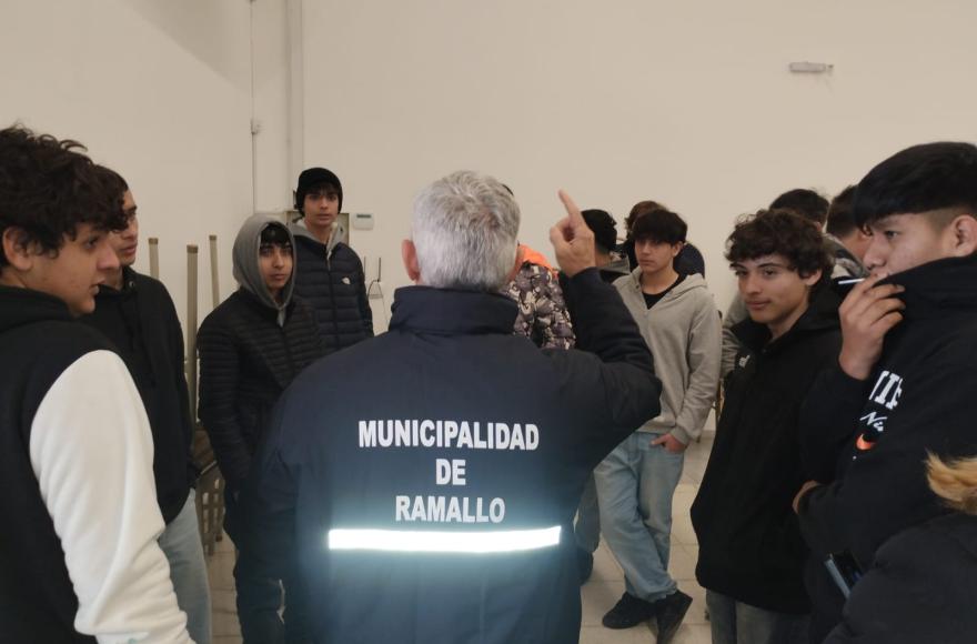 recientemente creada EST N°3.  La misma fue sobre electricidad y protecciones eléctricas.