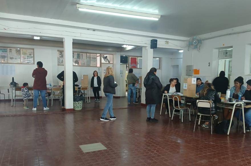 Alrededor de las 8 comenzaron a abrir las mesas de votación en cada una de las escuelas del partido de Ramallo.