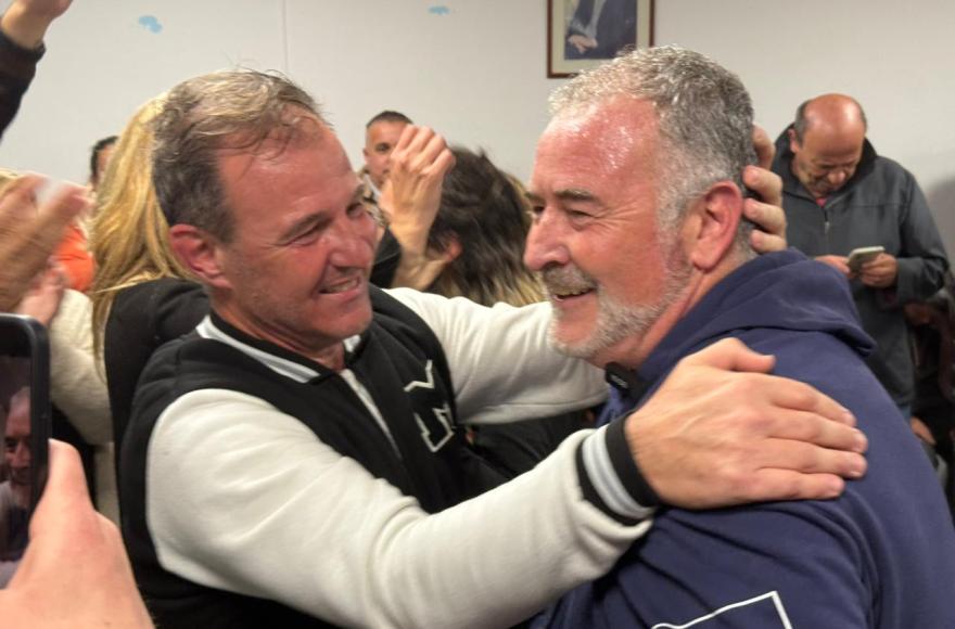 El festejo del intendente junto a Diego Serra.