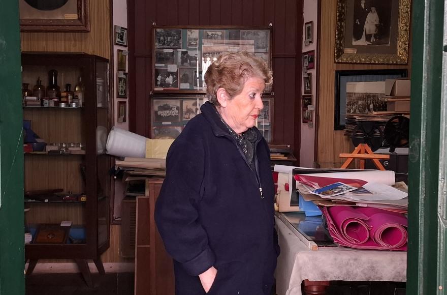 Elsa Machado se encuentra trabajando en el armado de las salas del Museo Municipal y la conservación de las piezas históricas.