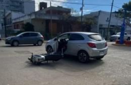 Accidente entre motocicleta y automóvil