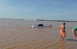 Se cayó una camioneta al río