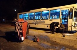 Auto volcó sobre Avenida San Martín