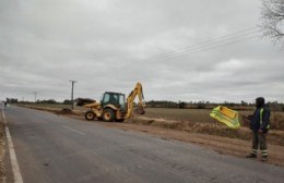 Limpieza de banquina en acceso a Villa Ramallo