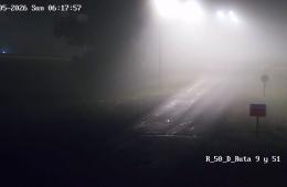 Tr&aacute;nsito cortado por la niebla