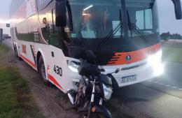 Un motociclista terminó hospitalizado tras un accidente con un micro en la Ruta 9