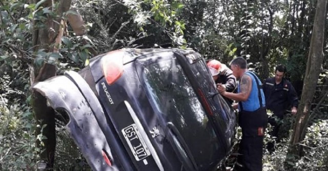 Auto perdió el control y chocó contra un árbol