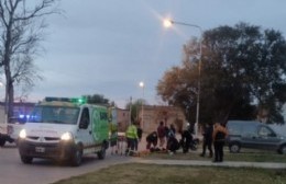 Un auto chocó contra un poste de iluminación