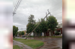 Caída de postes por el viento dejó sin luz a parte de Villa Ramallo