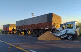 Un hombre murió al chocar contra un camión