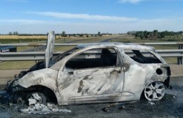 Se incendió un auto en el puente de Villa General Savio