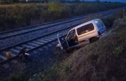 Un vehículo cayó en las vías del ferrocarril
