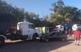 Un automóvil colisionó con un camión