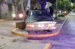 Perdió el control del auto y terminó arriba del cantero central de Avenida San Martín